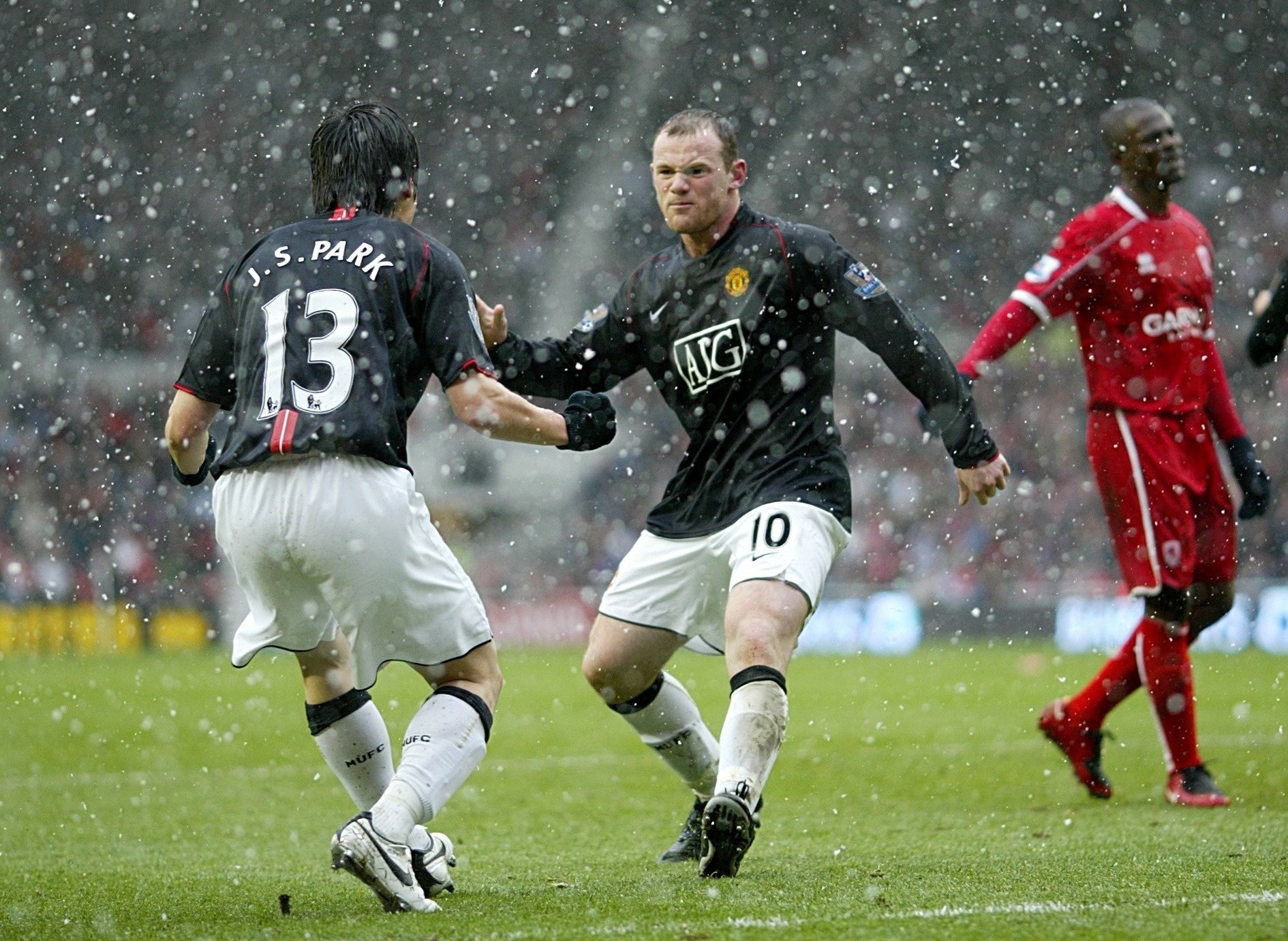 football park ji-sung wayne rooney joie angleterre stade pelouse match duel jeu joueurs joueurs de football émotion but pluie neige