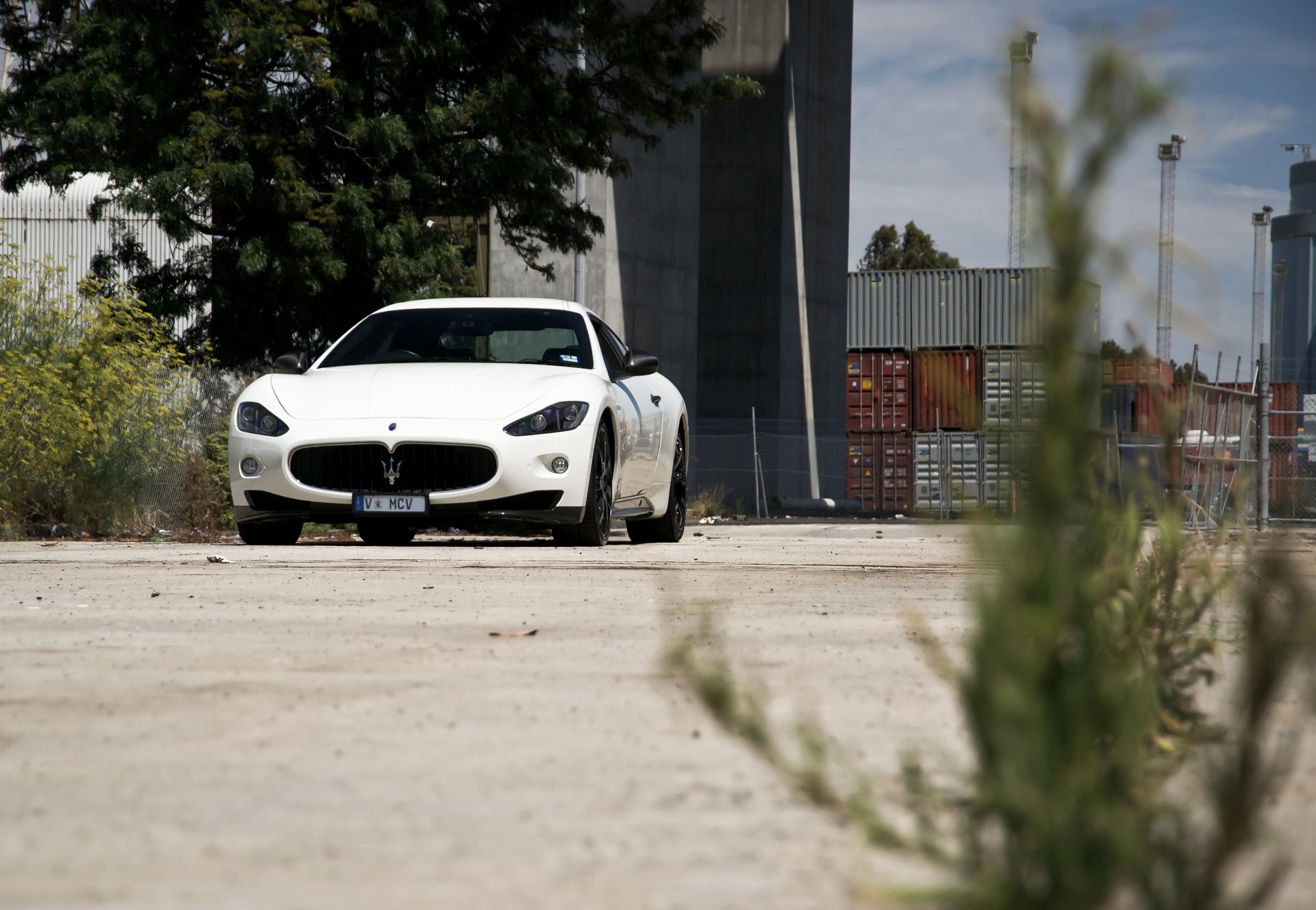 maserati granturismo mc stradale белый мазерати грантуризмо вид спереди грунтовка