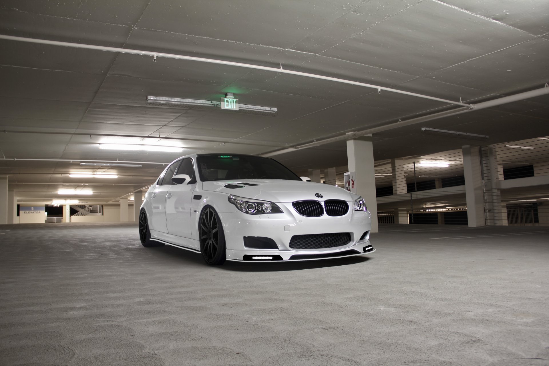 bmw m5 e60 biały bmw widok z przodu parking