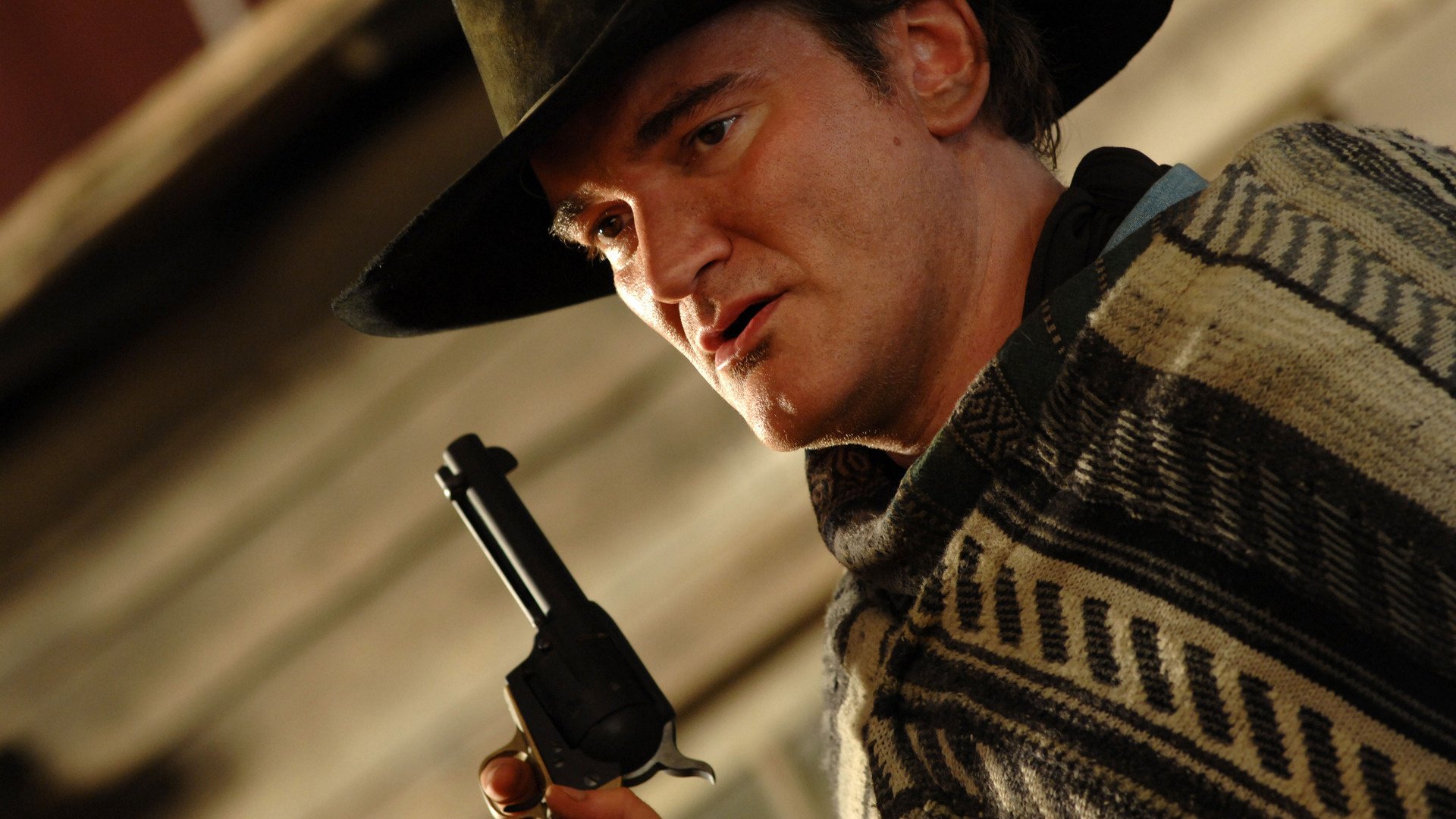 quentin tarantino quentin tarantino réalisateur acteur vue portrait acteurs chapeau arme revolver image rôle yeux visage tireur