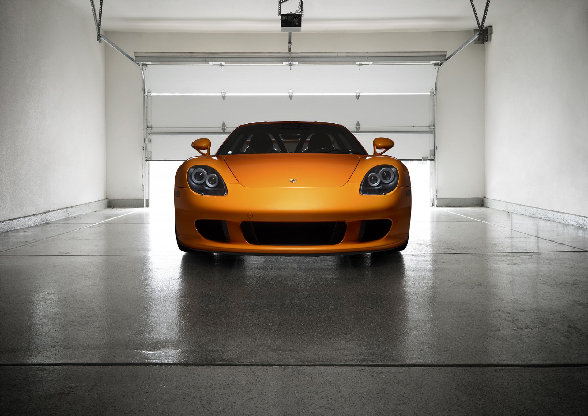 porsche carrera gt orange borealis exotique supercar lumière nigth avant garage