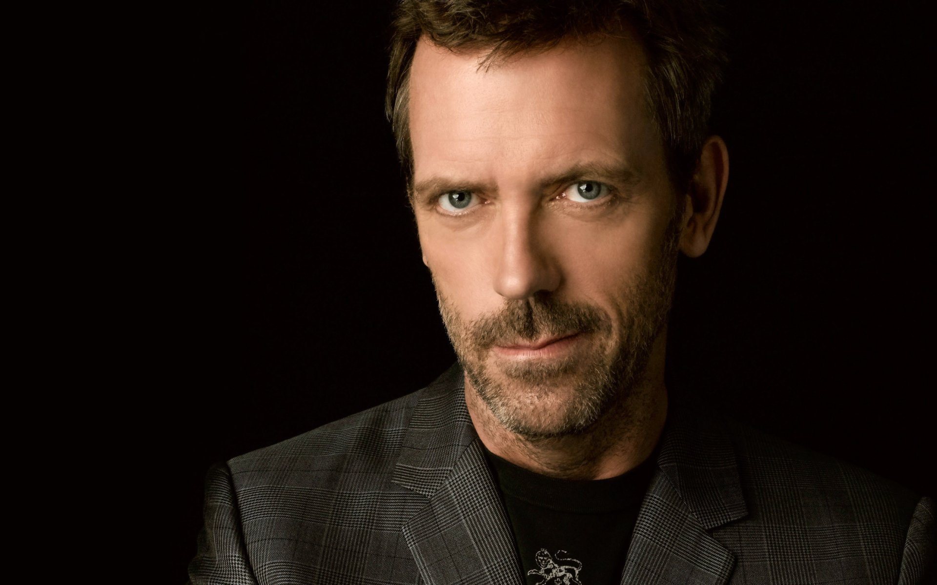 hugh laurie spojrzenie portret aktorzy filmowi doktor dom nieogolony czarne tło kurtka oczy twarz