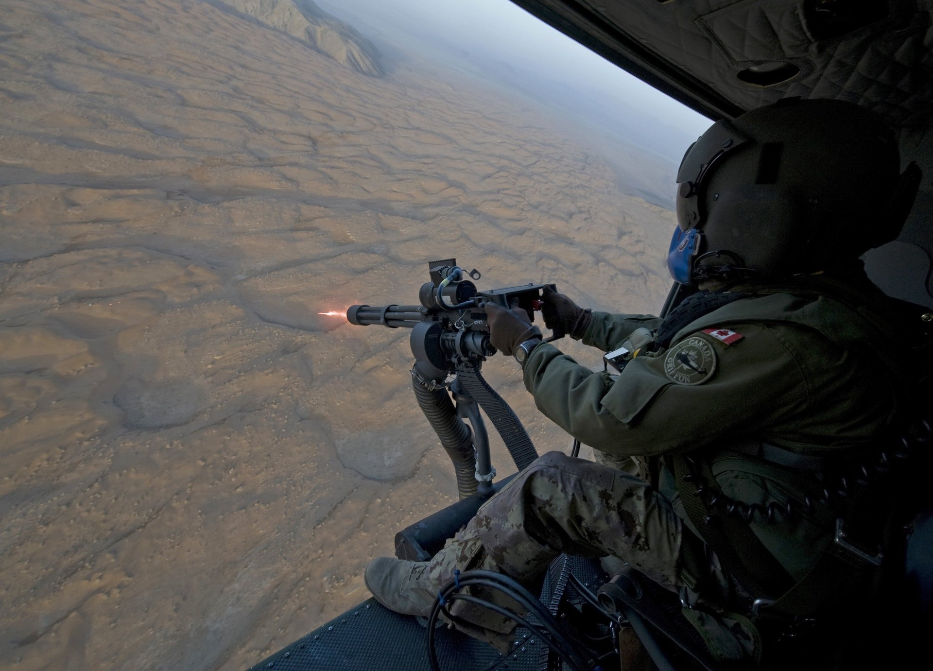 canada soldado soldado ametralladora helicóptero bombardeo tirador