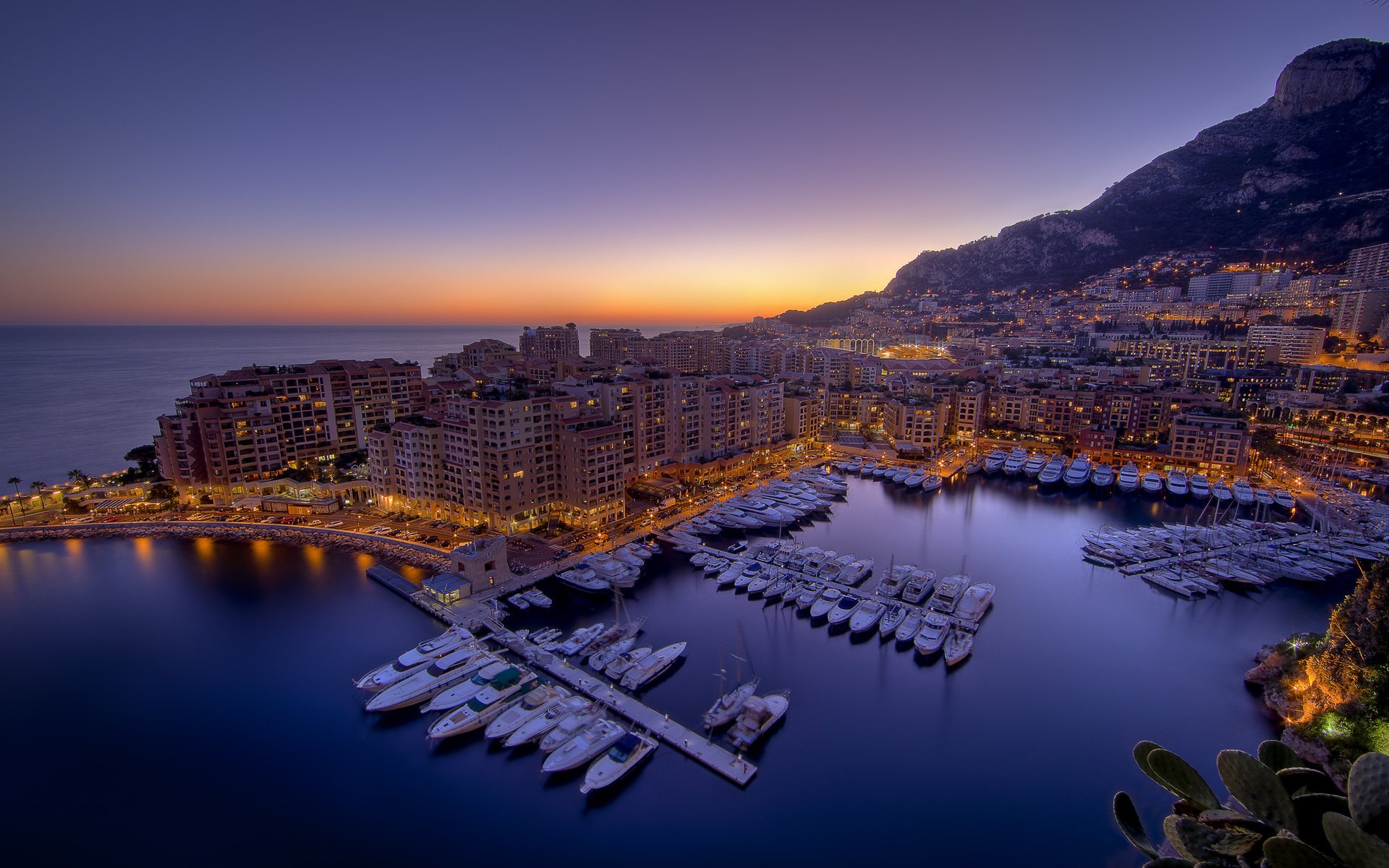 nuit baie monaco yachts gratte-ciel eau mer quai lumières montagnes villes coucher de soleil ciel nocturne lumières de la ville