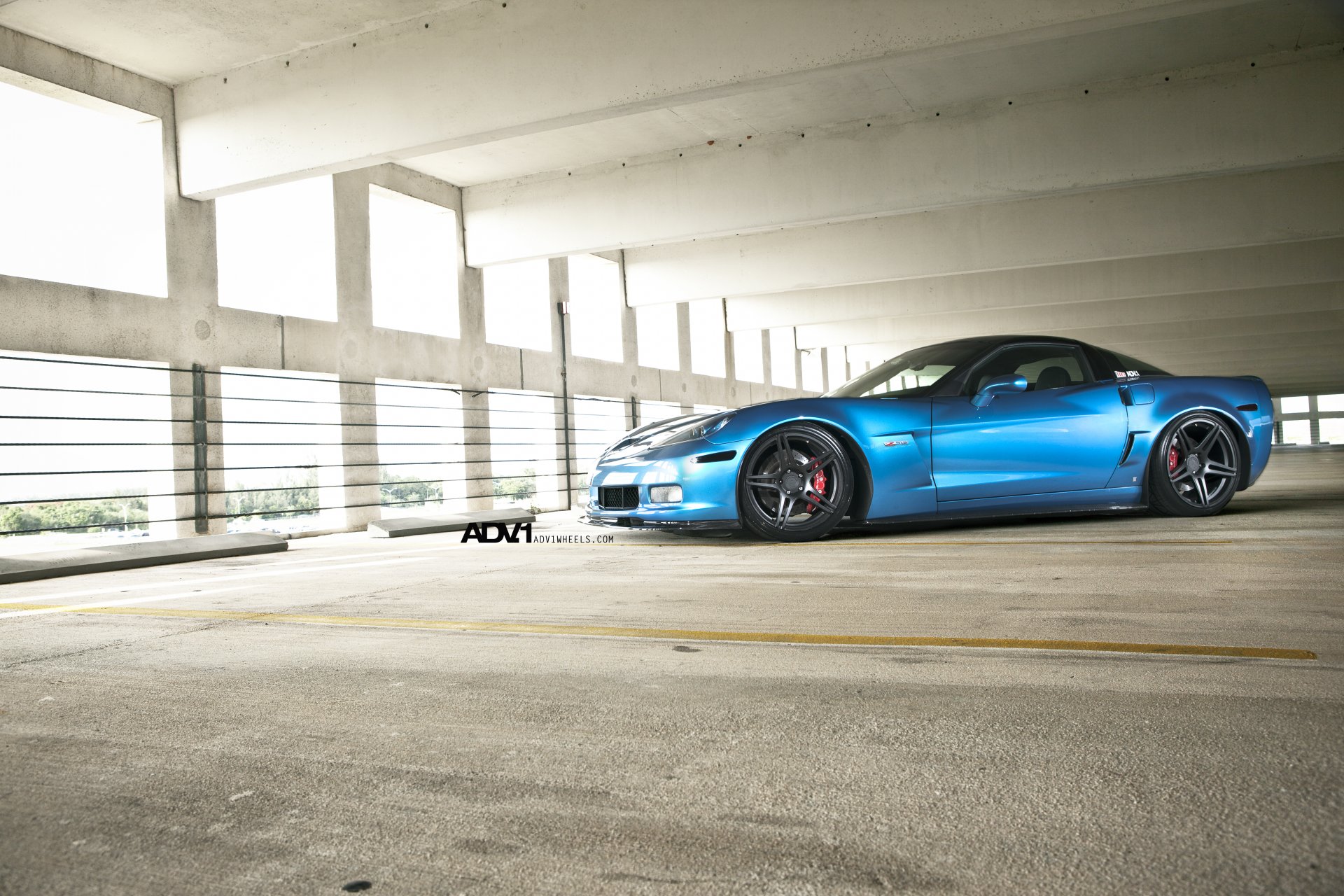 1 rueda extendida corvette z06 auto estacionamiento chevrolet