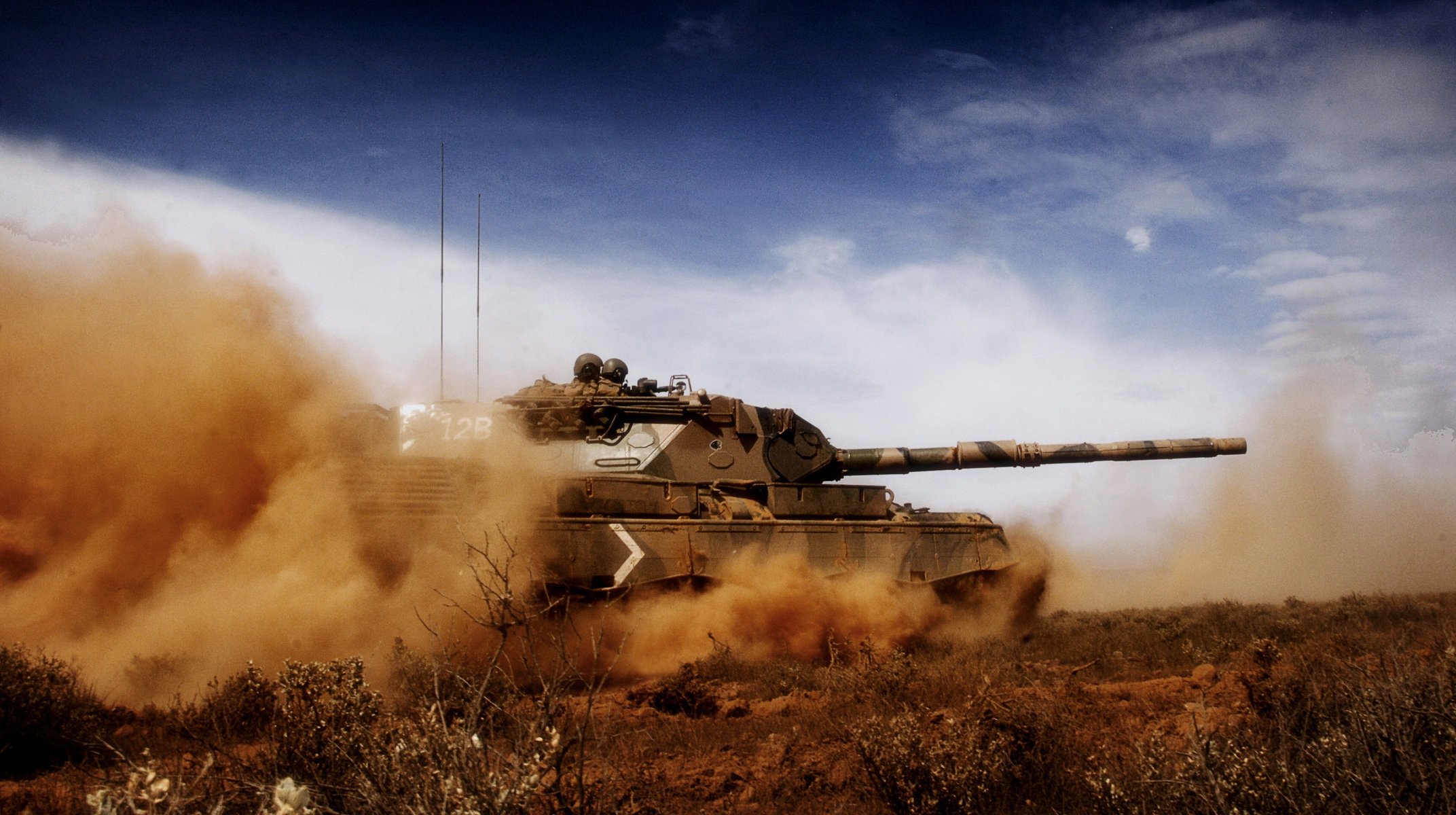 tank leopard leopard staub himmel militärische ausrüstung