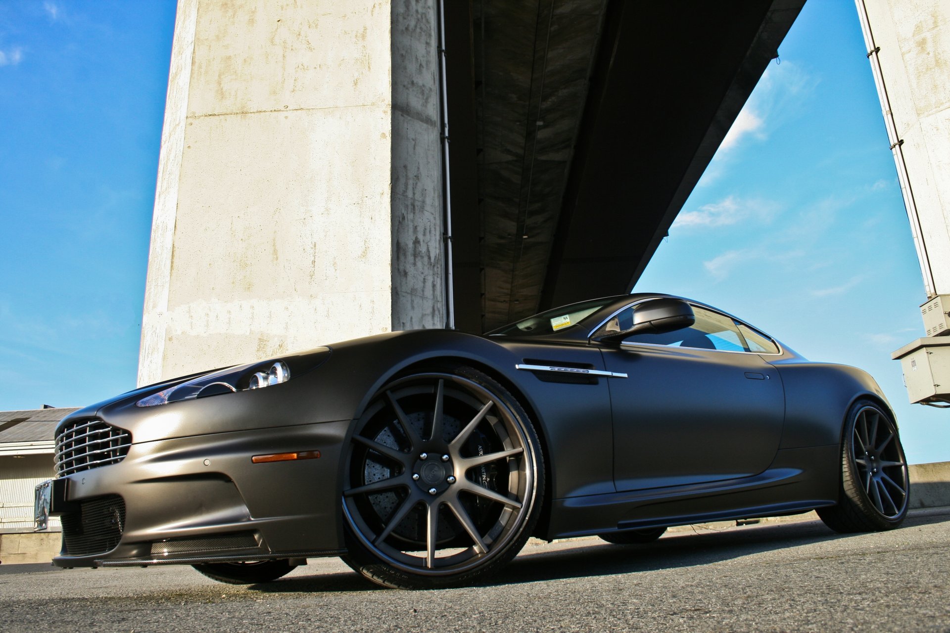 aston martin dbs nero opaco dbm opaco vista frontale colonne