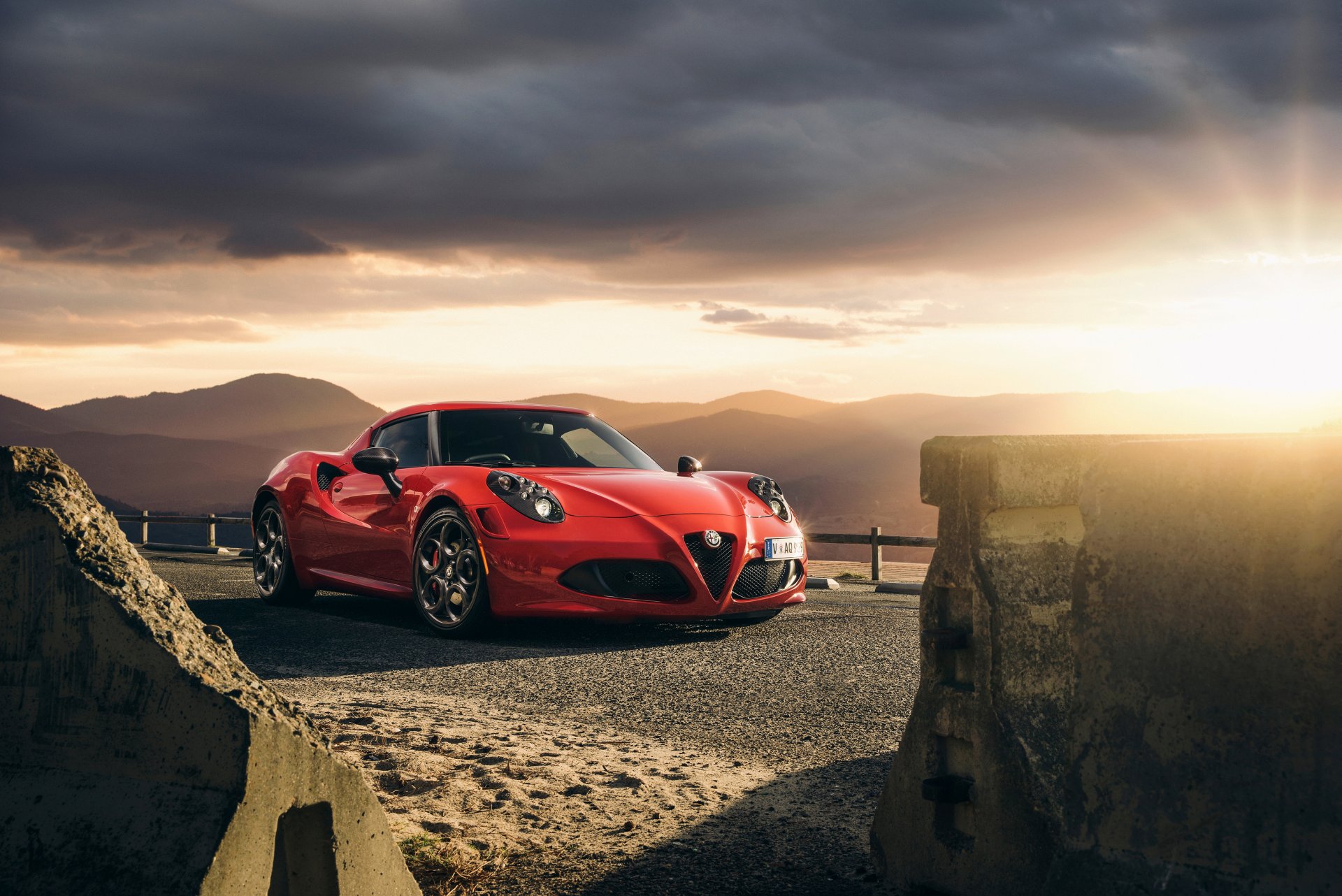 alfa romeo 4c lancement édition 2015 sport voiture rouge coucher de soleil avant