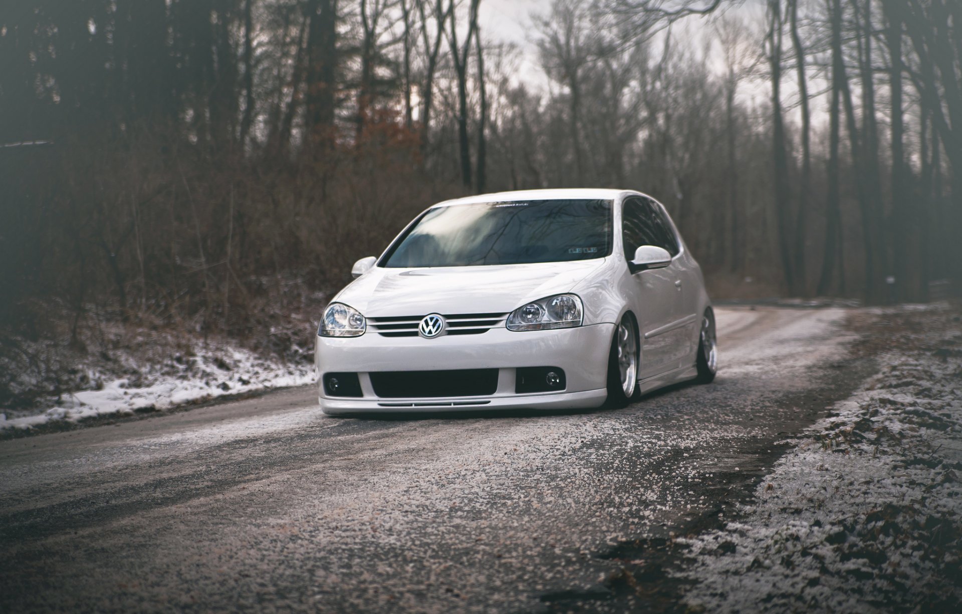 volkswagen golf gti pozycja biały tuning zima