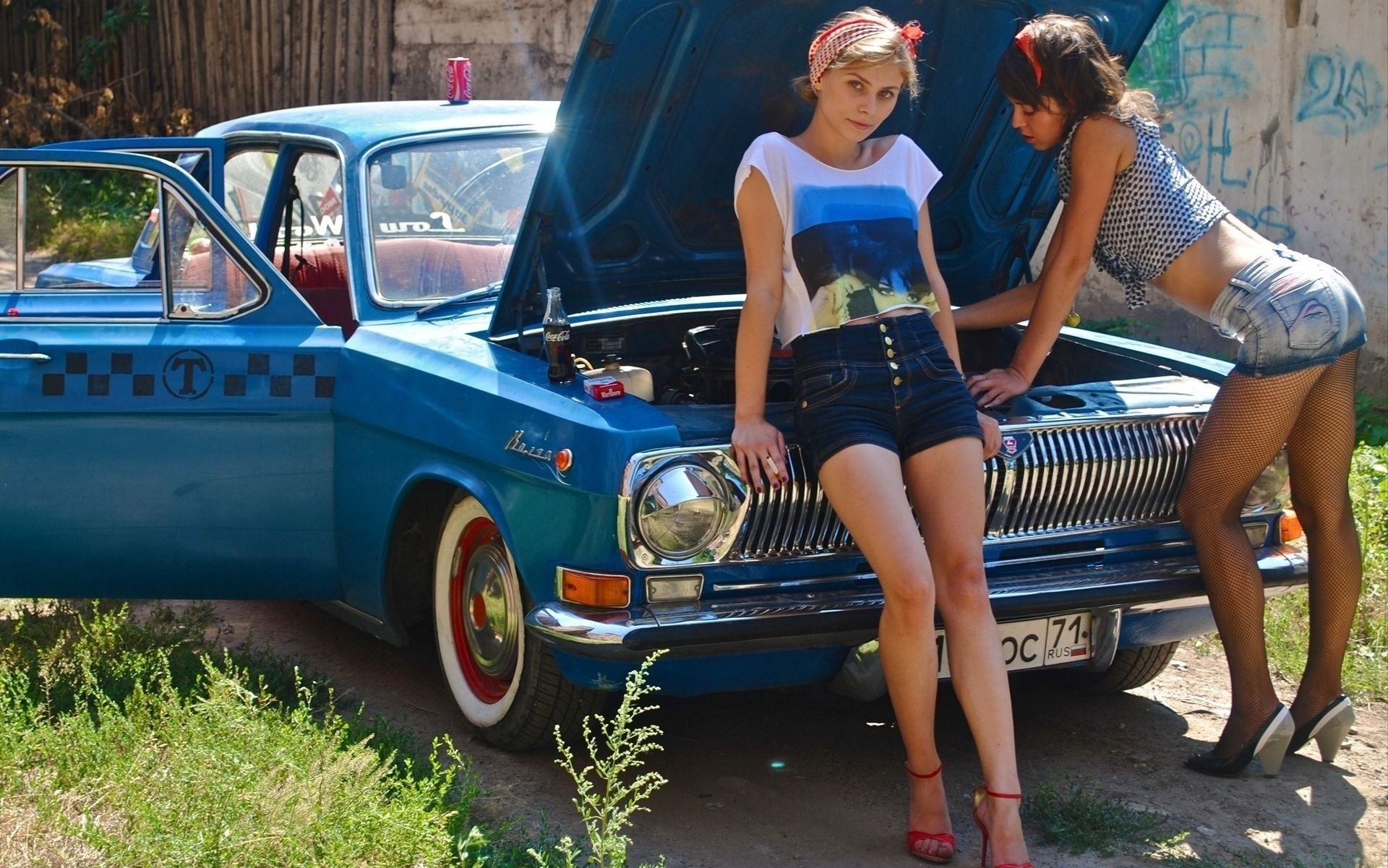 mujer sexy chica coche azul taxi gas volga