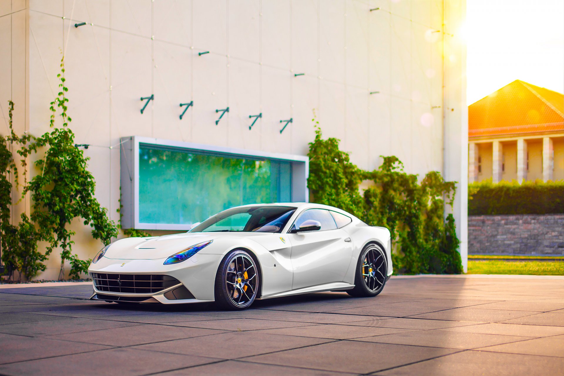 ferrari f12 berlinetta biały sport samochód supersamochód koła słońce światło moc przód