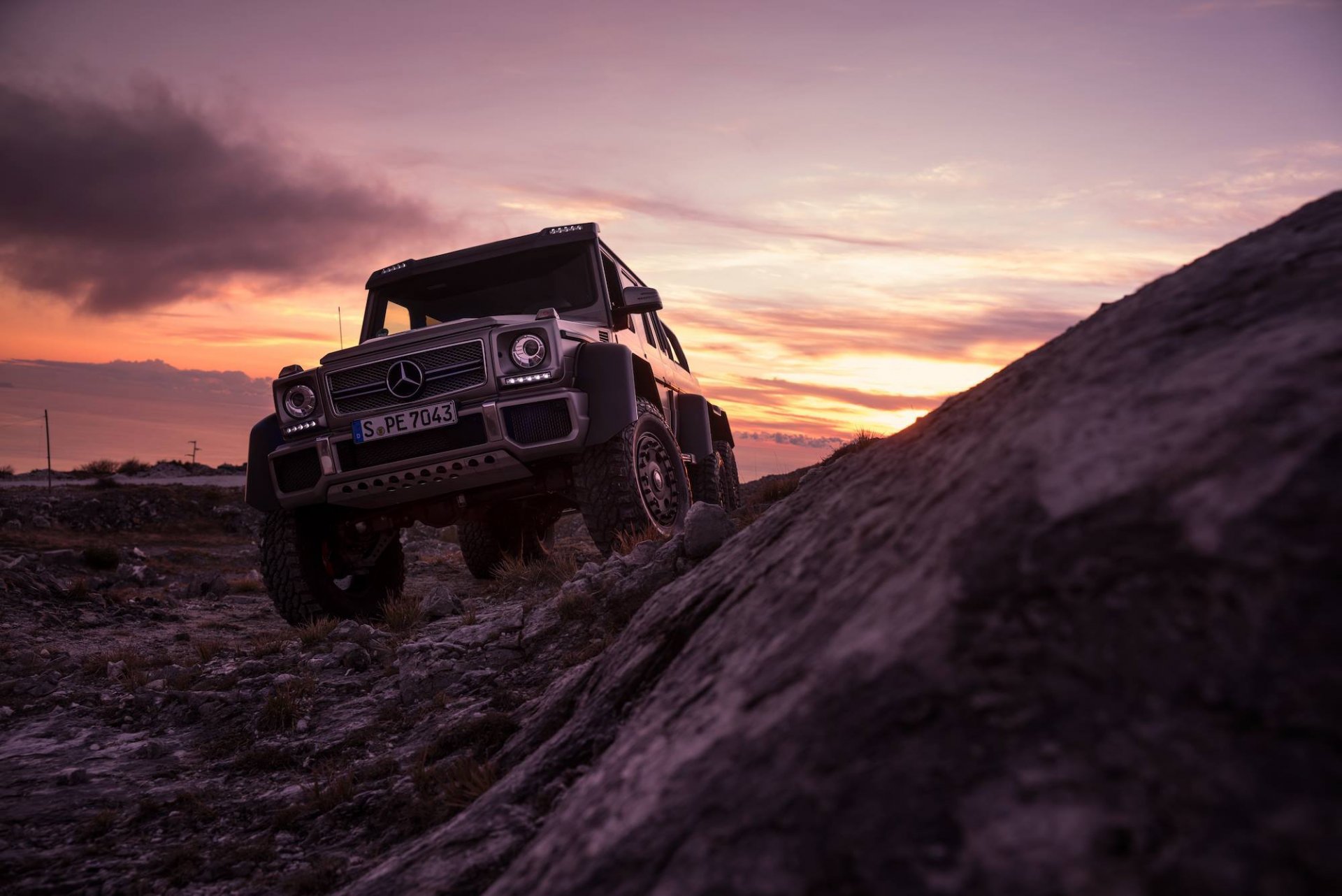 mercedes-benz g63 6x6 amg frente puesta del sol humo luz cielo off-road