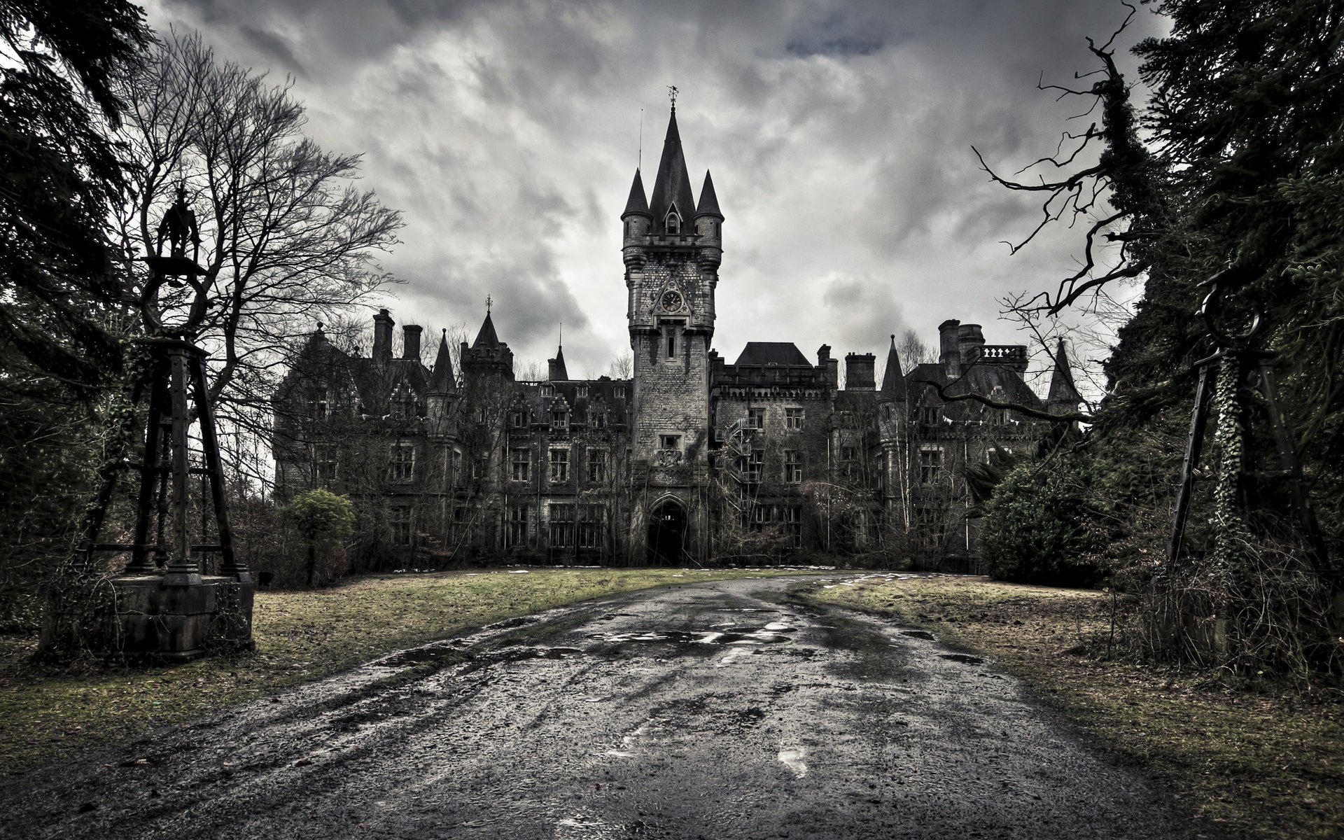 château castle of decay sombre architecture bâtiments nuages ciel gris bâtiment vieux arbres