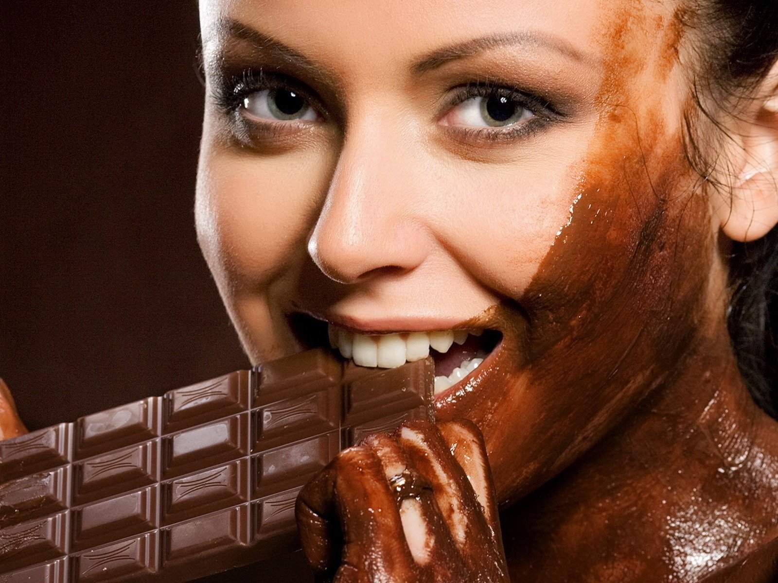 fille repas chocolat sourire portrait regard yeux visage femmes bonbons