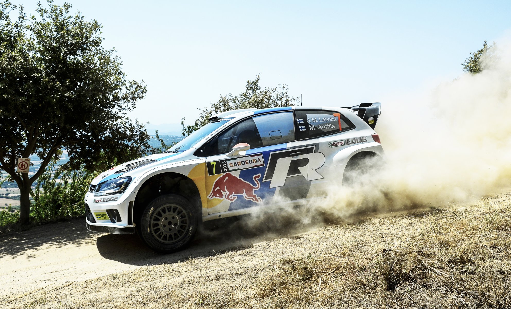 volkswagen polo wrc rallye auto blanc vitesse jari-matti latvala poussière jour