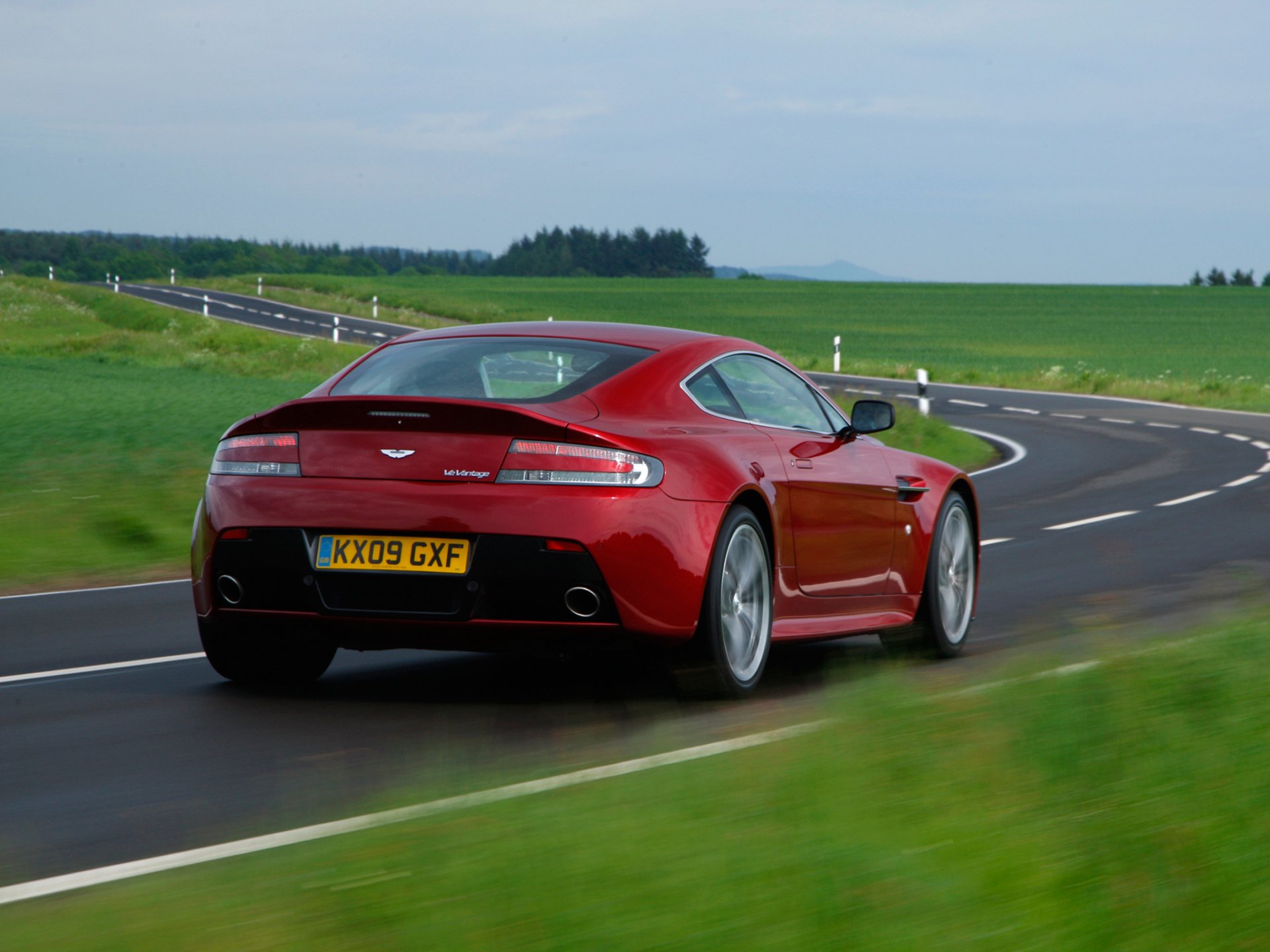 aston martin v12 vantage задок дорога авто обои