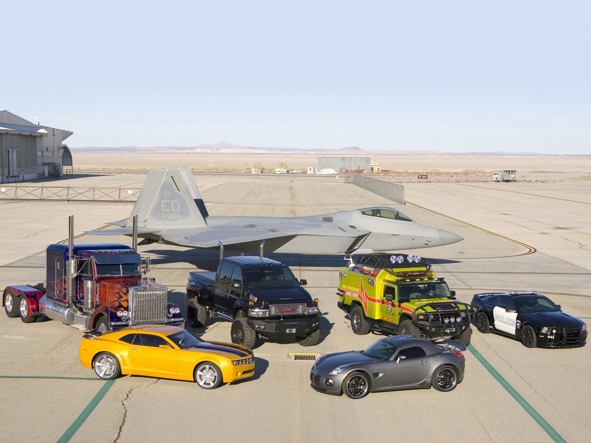 auto trasformers beaucoup de voitures différents modèles ensemble aérodrome parking parking voitures avion ciel horizon vue aviation militaire transport équipement militaire véhicules