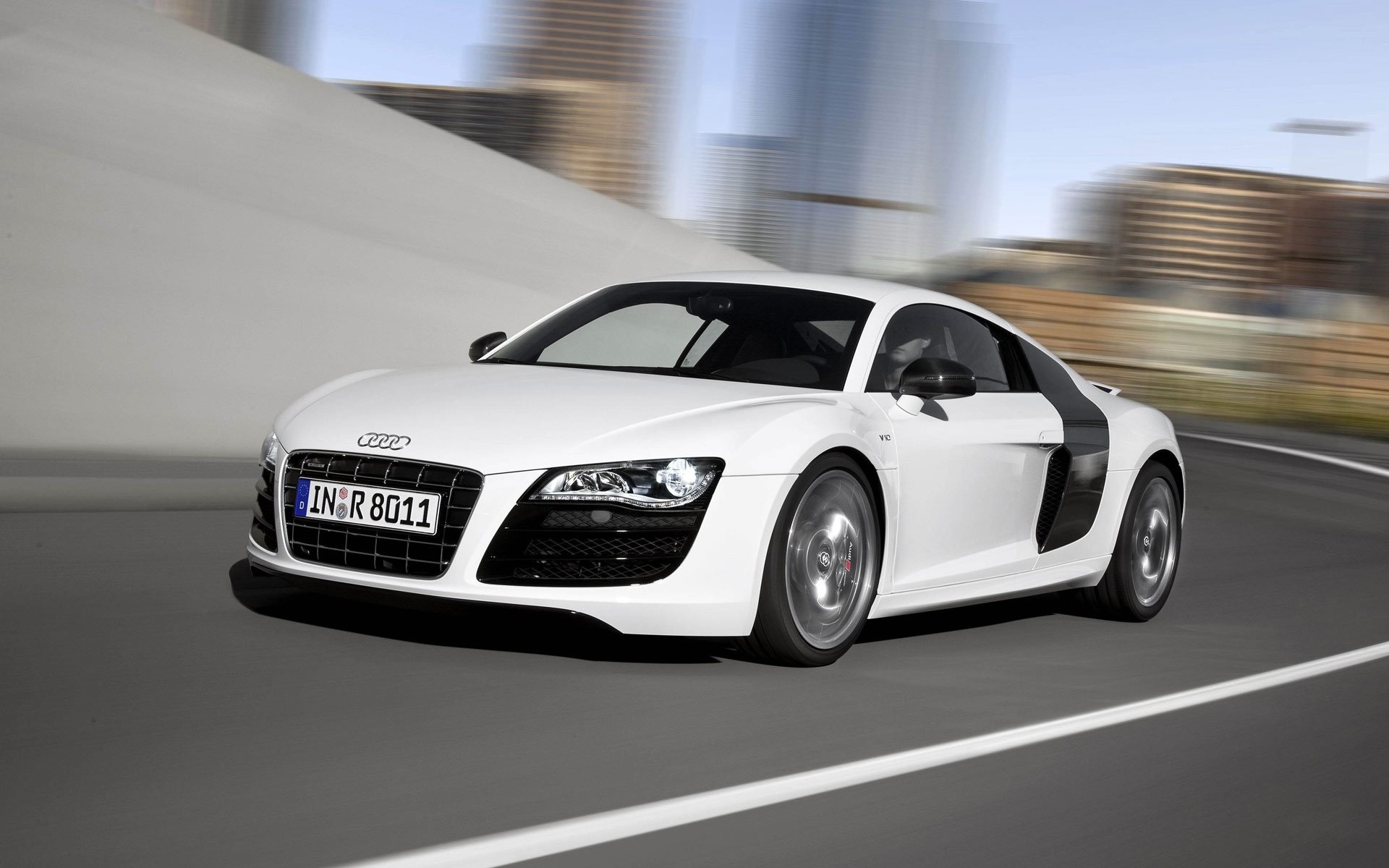 audi r8 v10 auto anteriore bianco fari in movimento