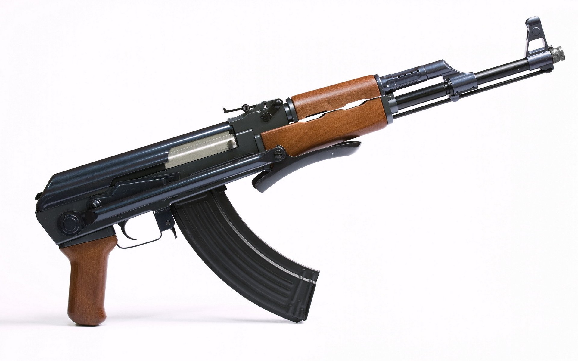 aks-47 kalashnikov fucile d assalto pieghevole barile sfondo bianco arma