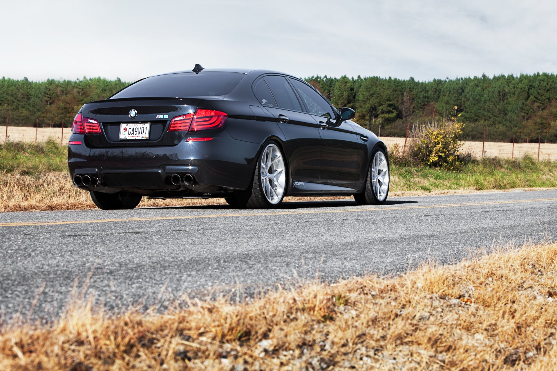 bmw m5 f10 noir bmw arrière éblouissement ciel arbres