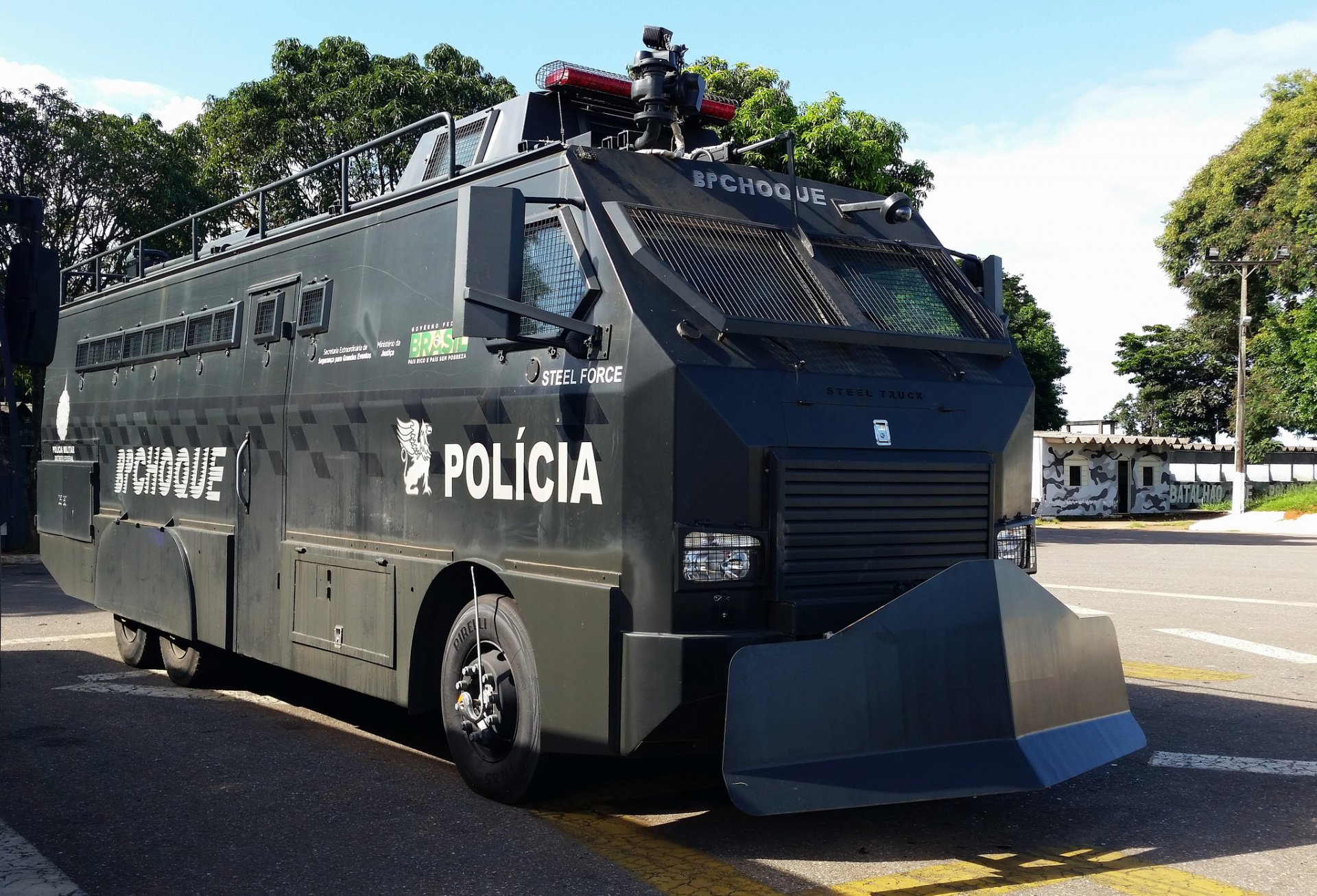 gepanzert polizist lkw auto front