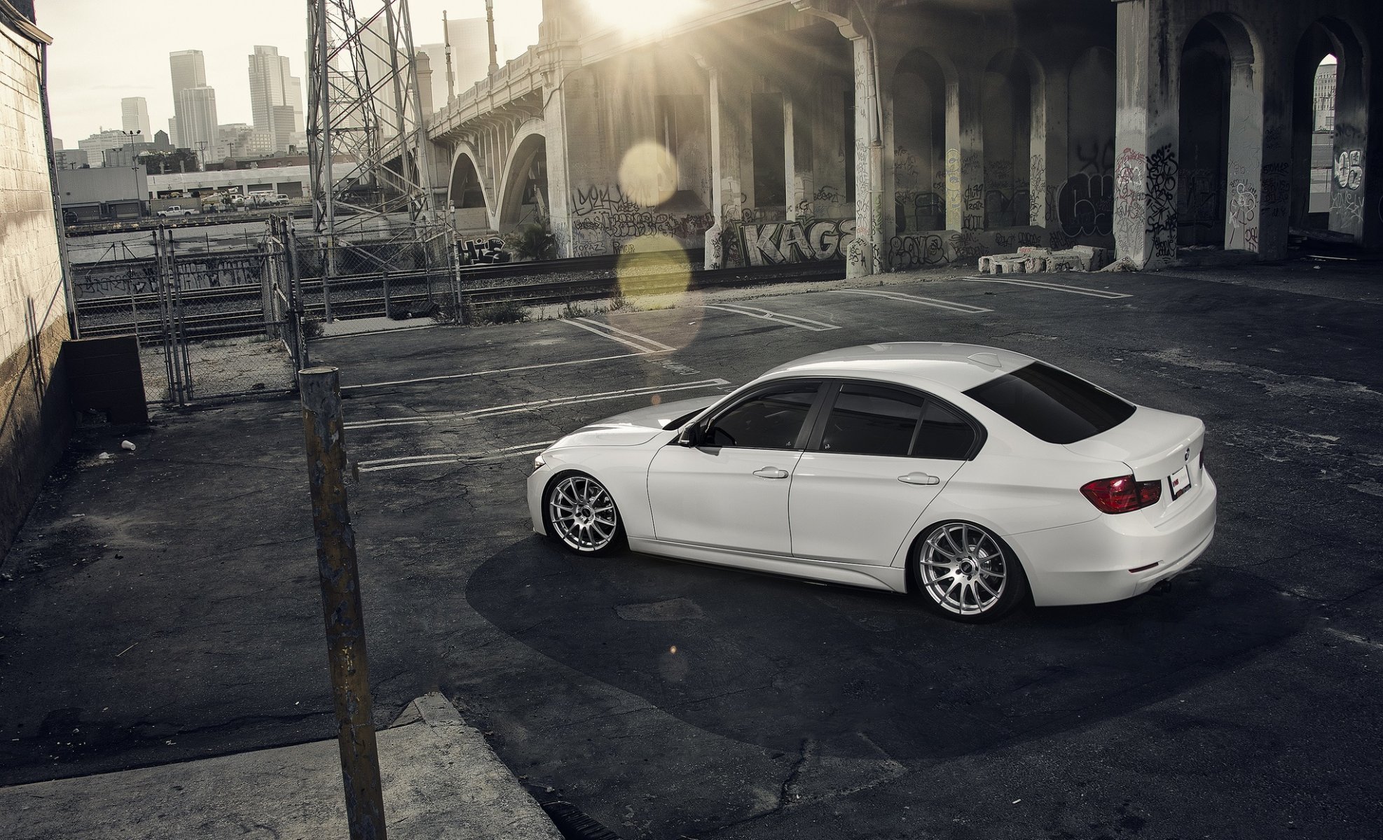 bmw 328i alpine weiß vmr räder sonne stadt zurück