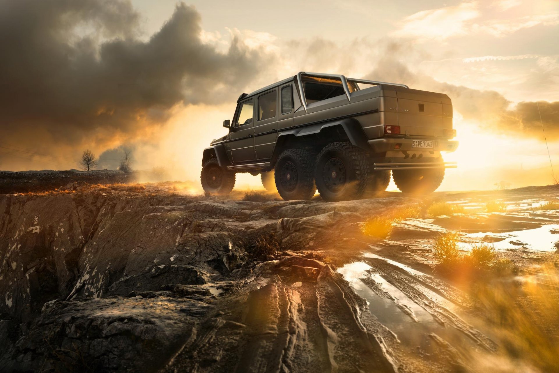 mercedes-benz g63 6x6 amg arrière coucher du soleil fumée lumière ciel hors route