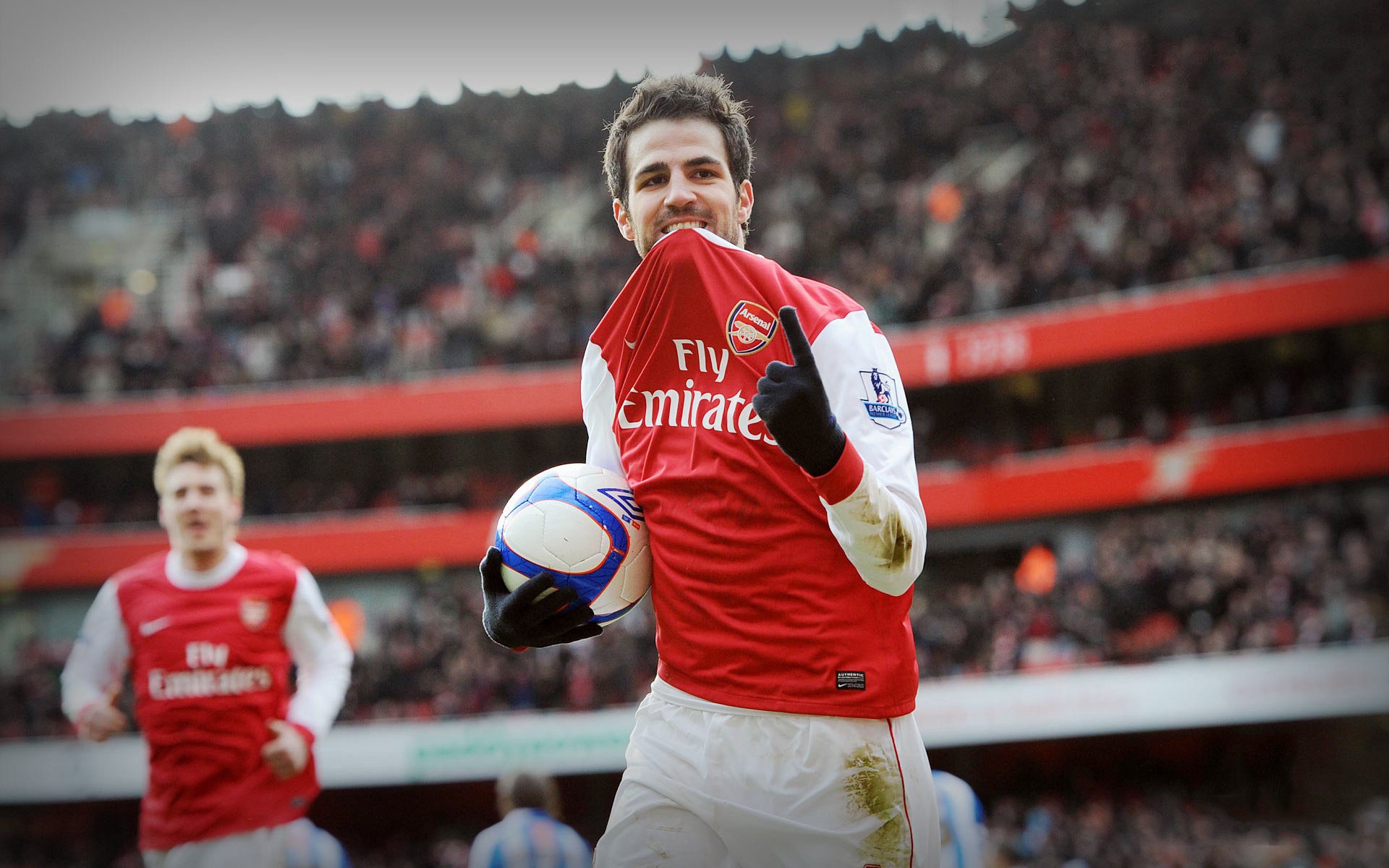 fabregas arsenal football fabregas arsenal calcio sport palla giocatore gesto stadio duello gioco tifosi giocatori di calcio uniforme rossa