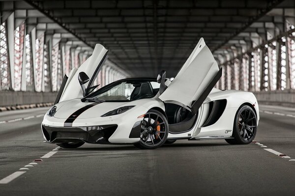 McLaren MP4-12C supercar en blanc