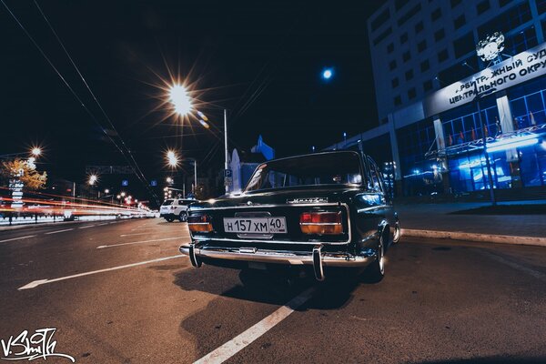 Coches en las luces de la ciudad nocturna