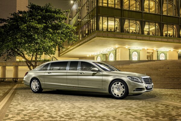 Mercedes Maybach couleur acier sur fond de bâtiment