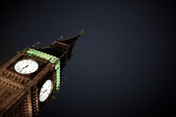 Bin Ben in the lights in the night sky