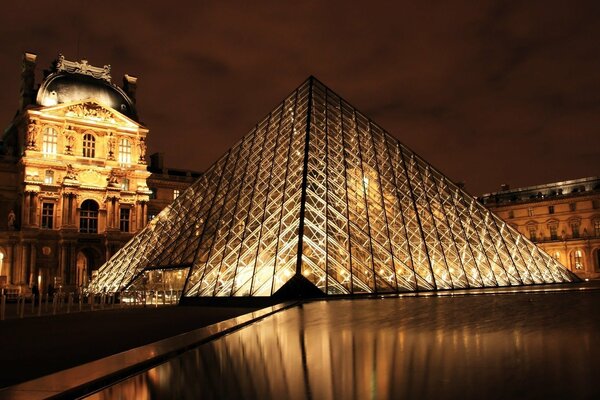 Museo illuminato a forma di piramide di notte