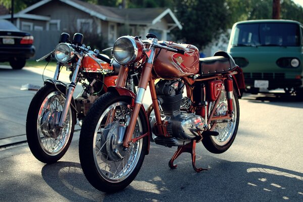 Dos retromotociclos rojos estacionados