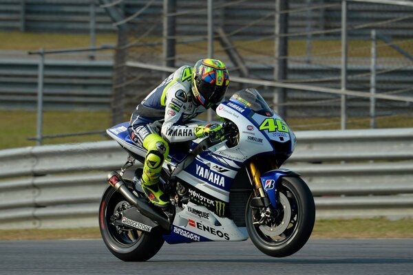 Valentino Rossi viaja en su motocicleta por la carretera