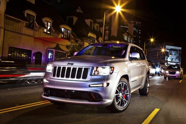 Voiture argentée, Jeep Cherokee srt8