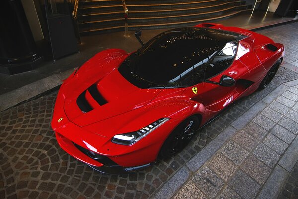 Nuevo Ferrari rojo lanzado