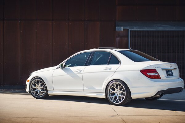 Mercedes classe C en voiture de couleur blanche