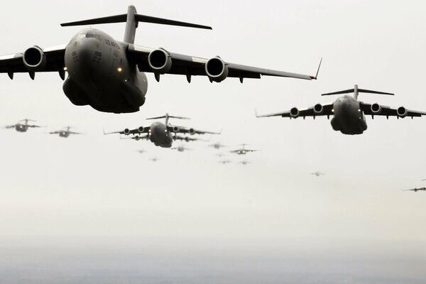 Viele Militärflugzeuge fliegen über den Himmel