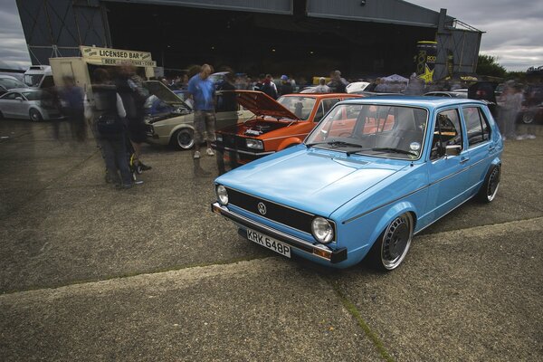 Exposición de coches retro Volkswagen golf