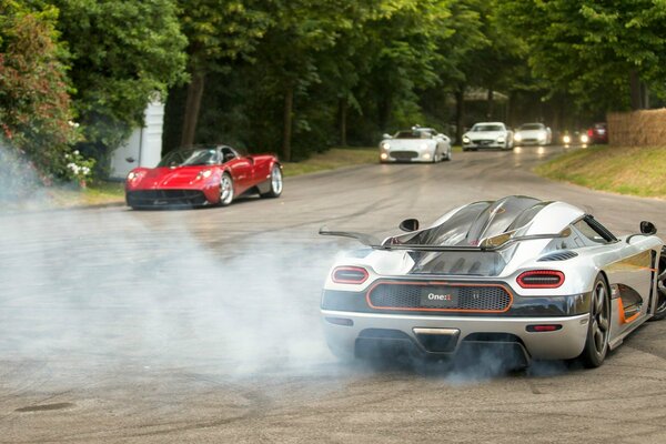 Coches deportivos potentes en el momento de la carrera