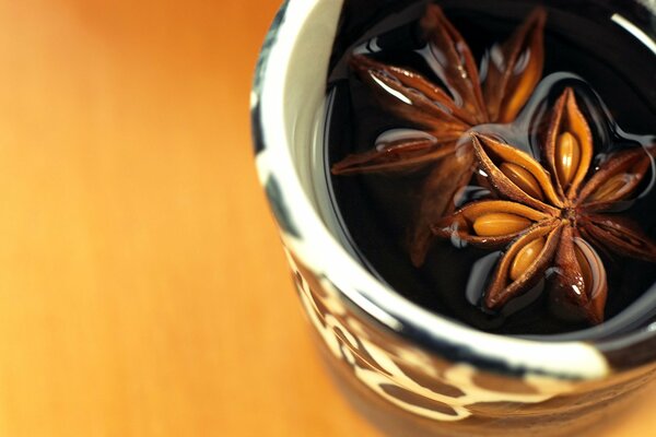 Poranna czarna herbata z kwiatami cynamonu
