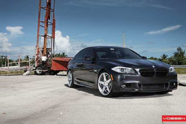 BMW F10 пятой серии черного цвета