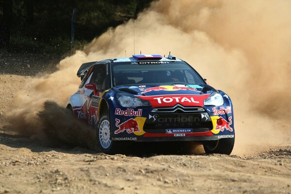 La voiture de rallye Citroën a dérapé pendant la course