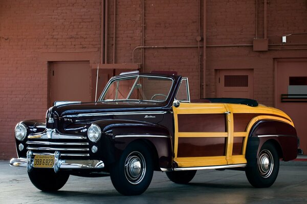 A historic convertible on the background of a building