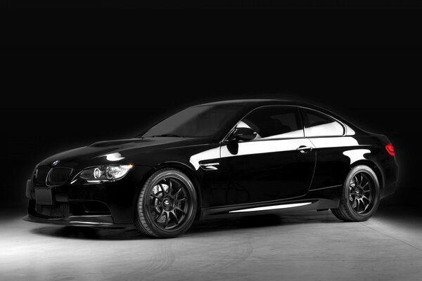 Coche tuneado BMW M3 negro 2014