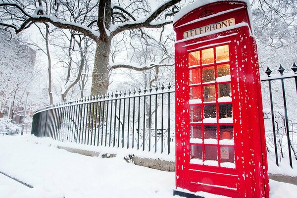 Знаменитая телефонная будка в Лондоне