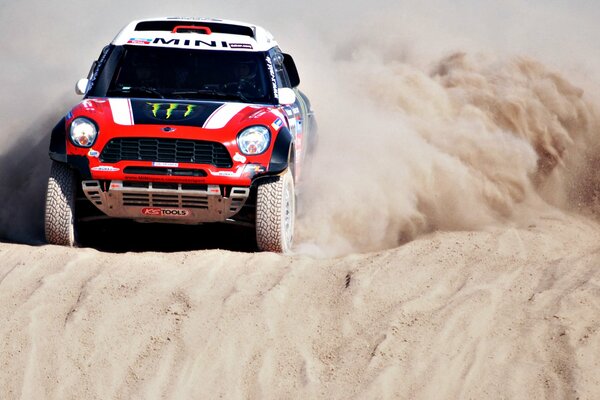 Course de rallye entre sable et dunes