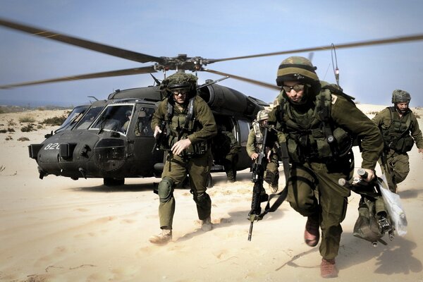 Atterraggio di soldati in elicottero nel deserto