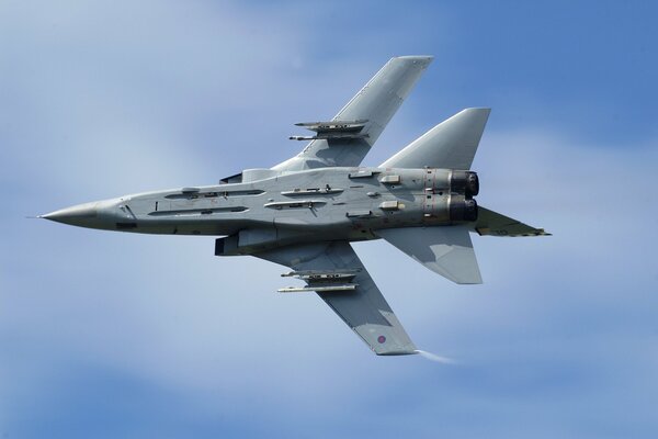 Chasseur f3 à grande vitesse dans le ciel